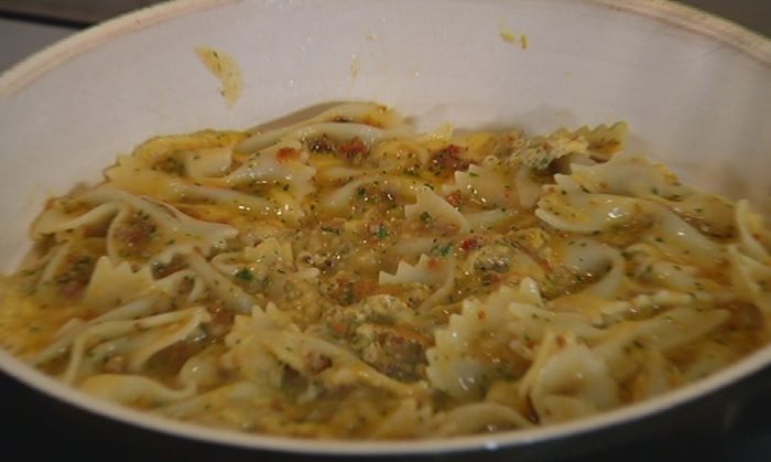 Фриттата с пастой и красным песто 