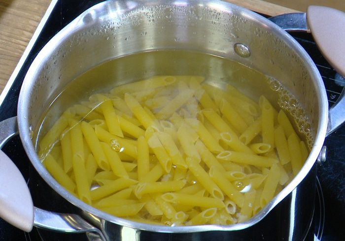 Паста с беконом, шпинатом и помидорами 