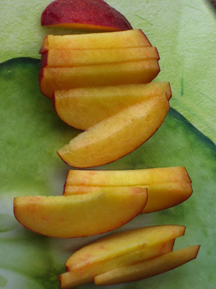 Салат с моцареллой, пармской ветчиной и нектарином