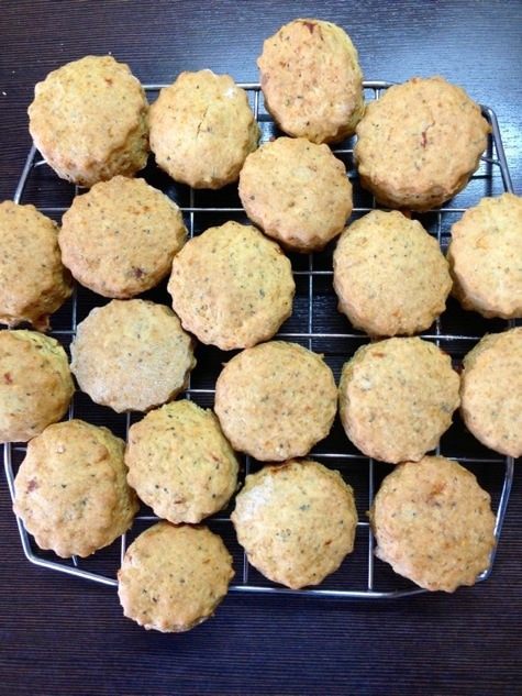 Печенье с вялеными помидорами и базиликом