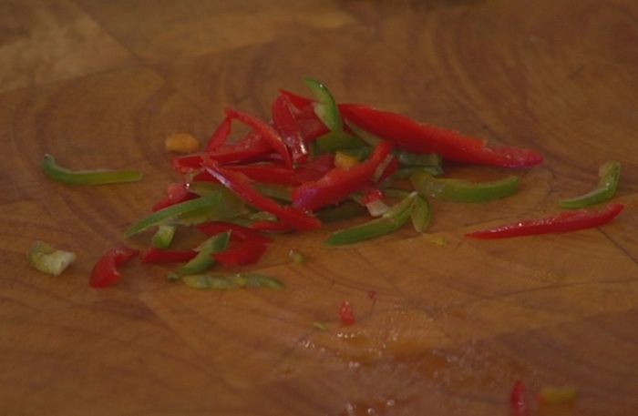 Теплый салат из брокколи, бурраты и чили