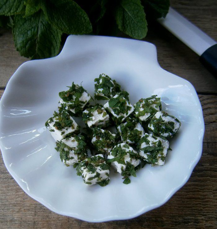 Летний ягодный салат с черри и брынзой