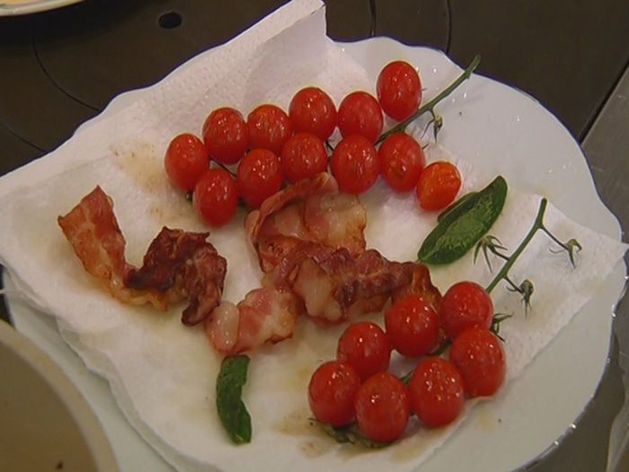 Салат с помидорами черри, беконом и крутонами 