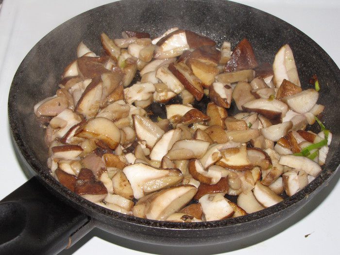 Пирог с луком-пореем и белыми грибами