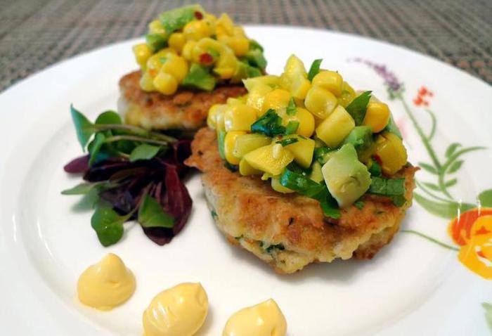 Крабовые тортики с сальсой из авокадо, манго и сладкой кукурузы