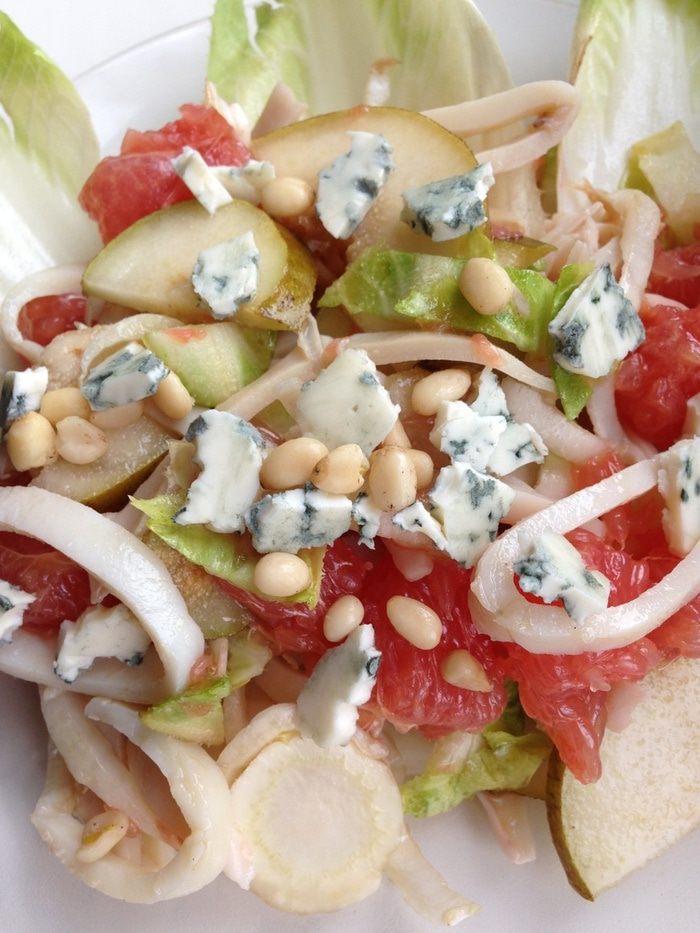 Салат с кальмарами, грейпфрутом и цикорием