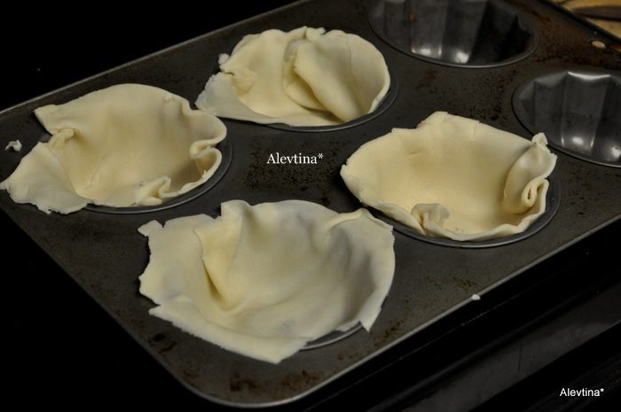 Куриный салат с беконом в чашах