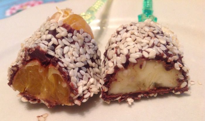 Свежие фрукты в шоколаде и кунжуте