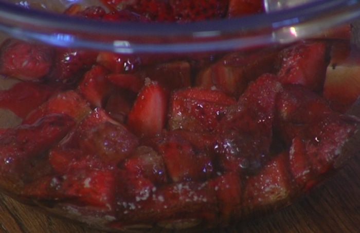 Меренги с клубникой и взбитыми сливками