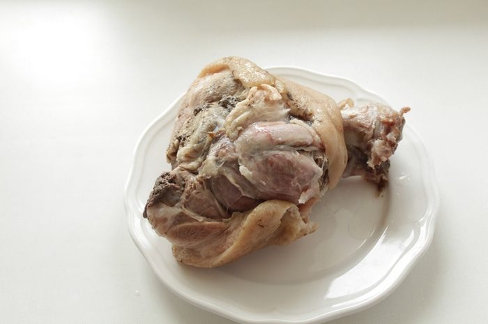 Рулет из свиной рульки с дижонской горчицей