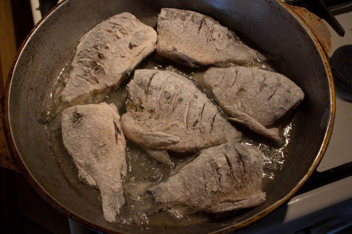 Золотой карась жареный