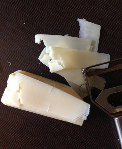 Салат с пармезаном, кедровыми орешками и черной смородиной