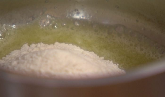 Суфле с горошком, грюйером и розовым перцем