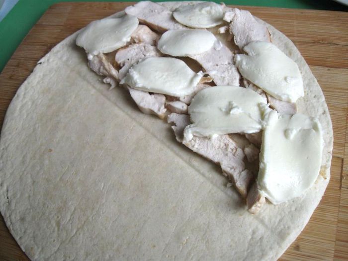 Тортилья с курицей, помидорами и сыром