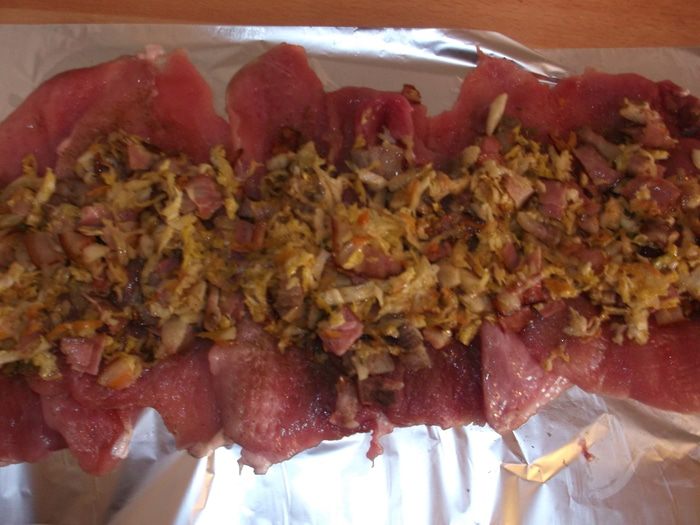 Мясной рулет с квашеной капустой