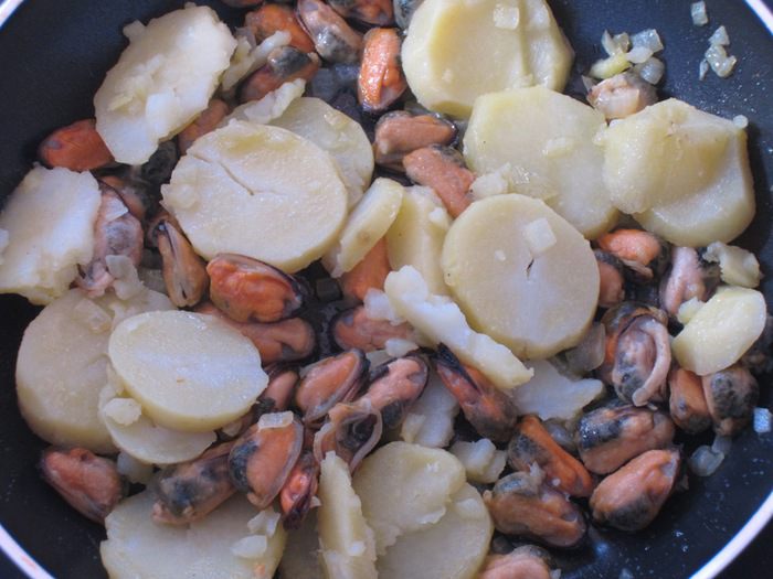 Фриттата с картофелем, мидиями и чоризо 