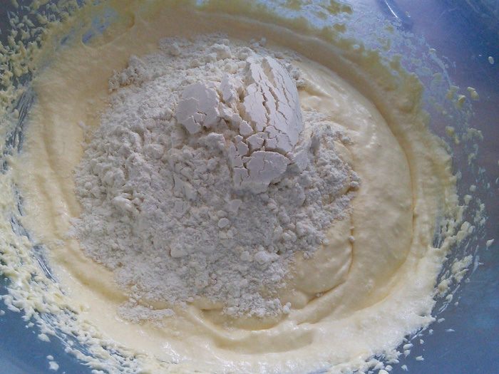 Творожный пирог с ванильным кремом и яблоками