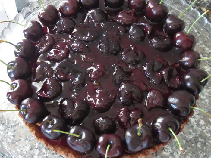 Кростата с черешней и ванильной панна коттой