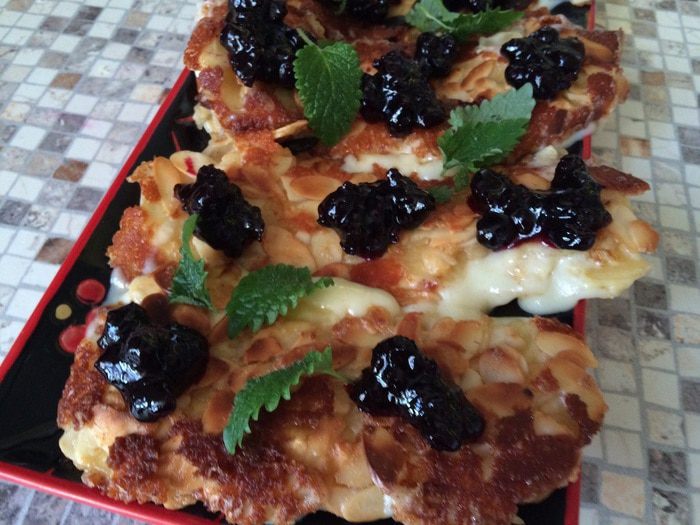 Сыр сулугуни в миндальной корочке с вареньем