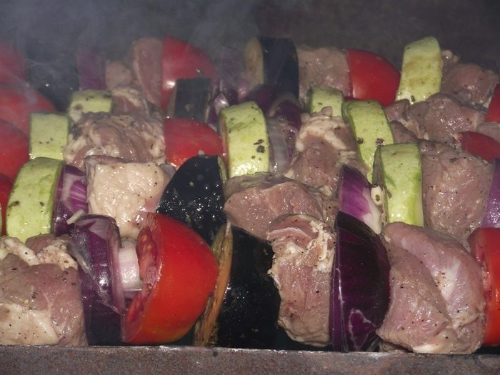 Шашлык из свинины с овощами в луковом маринаде