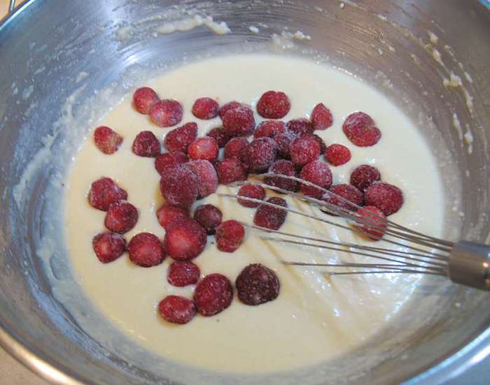 Клубнично-кокосовые маффины со сливочным кремом