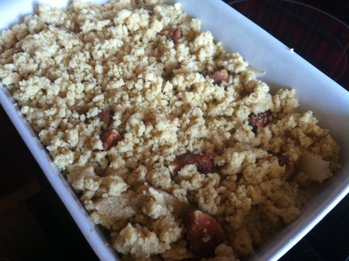 Крамбл с грушами и инжиром