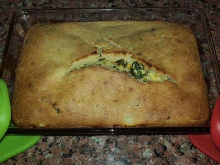 Заливной пирог с зеленым луком и яйцом