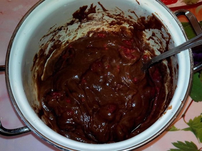 Шоколадные маффины с малиной