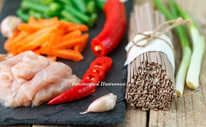 Гречневая лапша с овощами и индейкой