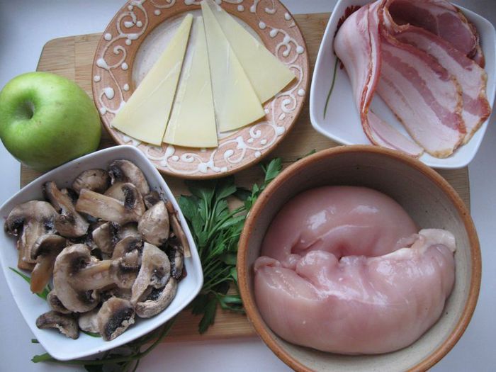 Куриное филе, фаршированное зеленым яблоком и грибами    