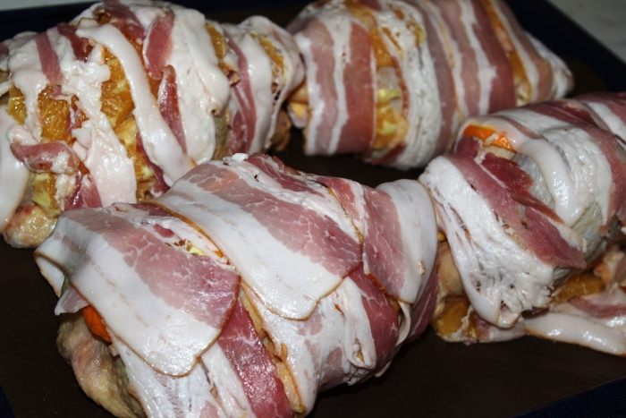 Румяные цыплята с апельсинами в беконе