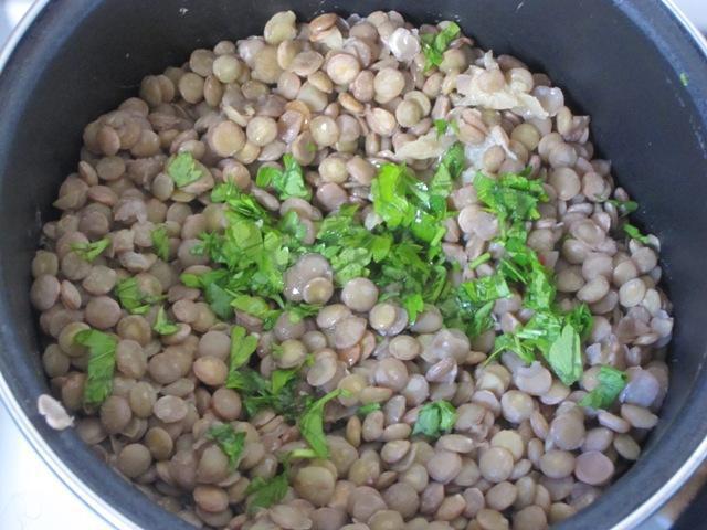 Свиные колбаски с чечевицей