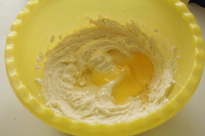 Тарт со сливами, рикоттой и миндалем