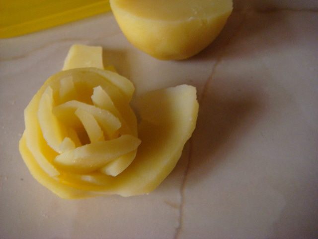 Курочка в слоеном тесте с картофельными розами