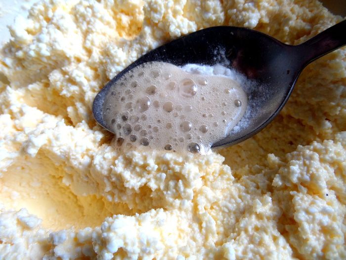 Творожный рулет с безейной прослойкой