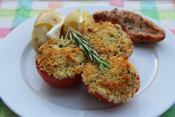 Запеченные помидоры с ароматной посыпкой