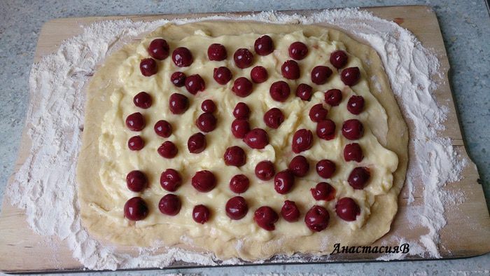 Дрожжевые плюшки с вишней и пудингом