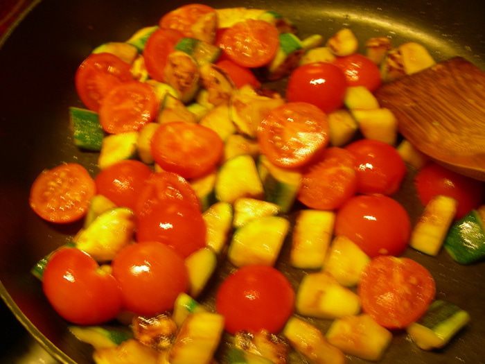 Рыба с цукини и помидорами черри