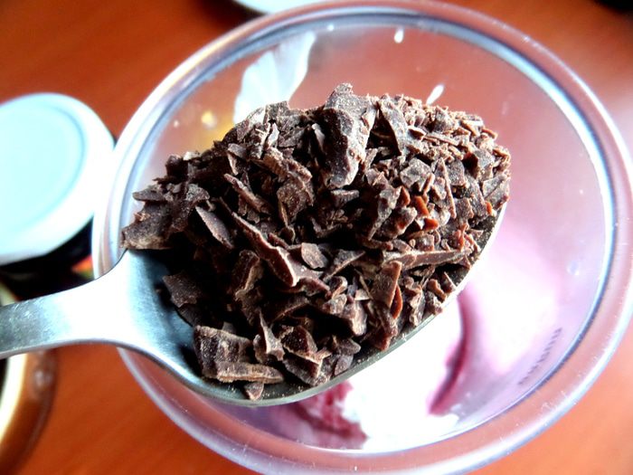 Прохладный коктейль из мороженого с черникой