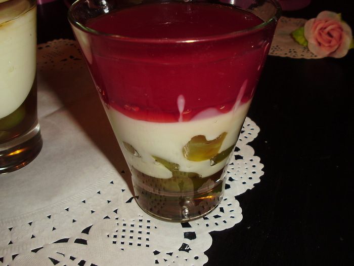 Двуслойное желе с виноградом