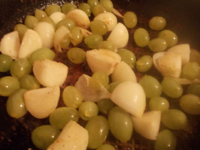 Курица с виноградом и луком