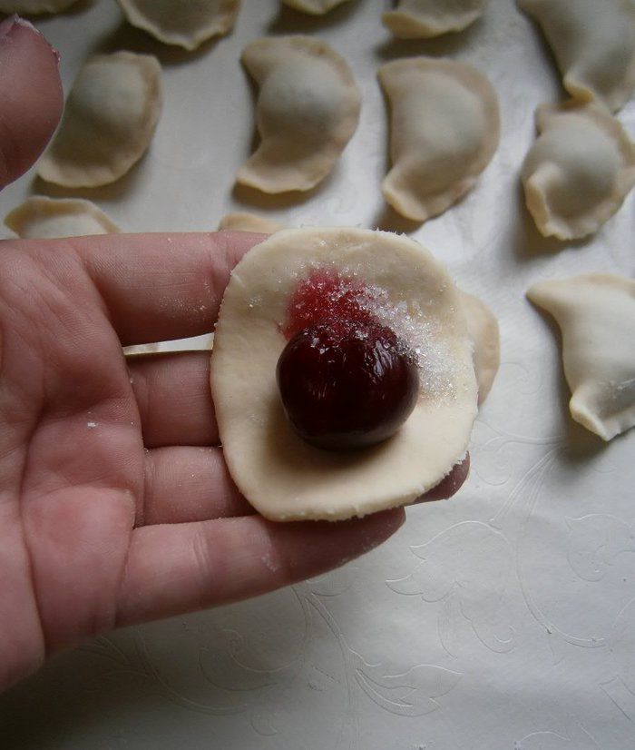 Вареники с вишней и ягодным соусом