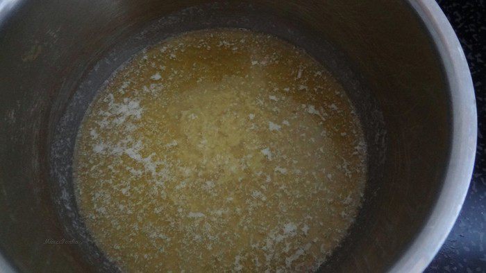 Кулич с вяленой вишней и кедровыми орешками