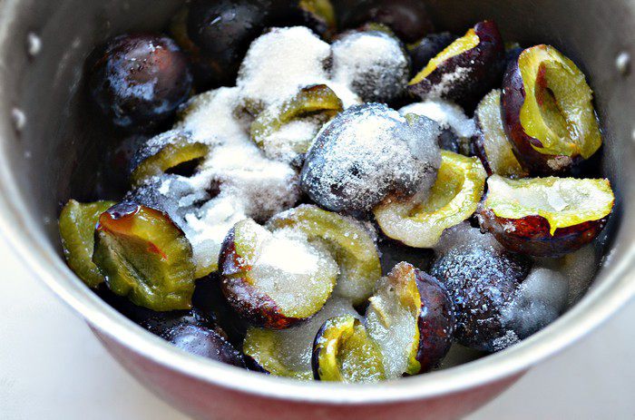 Сливовое варенье с бананом и грецкими орехами