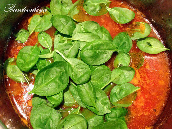 Суп из киноа, фасоли и шпината