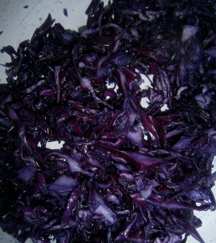 Салат из маринованной красной капусты с яблоком и гранатом