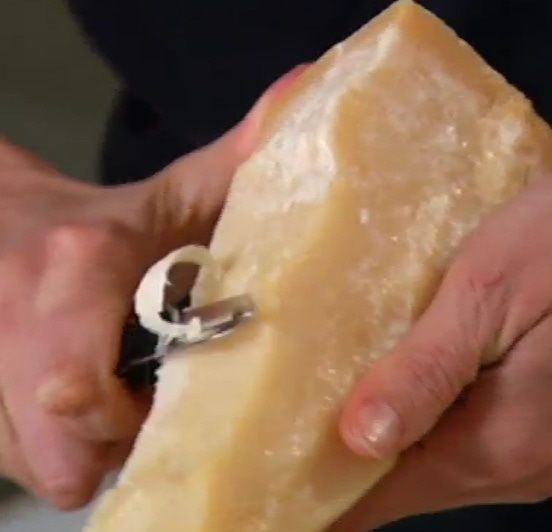 Салат из нута, артишоков и помидоров 