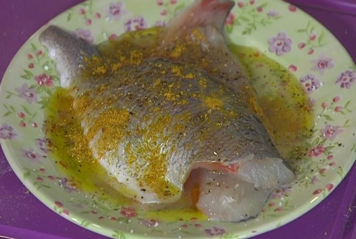 Тосты с рыбой карри и свекольным салатом 