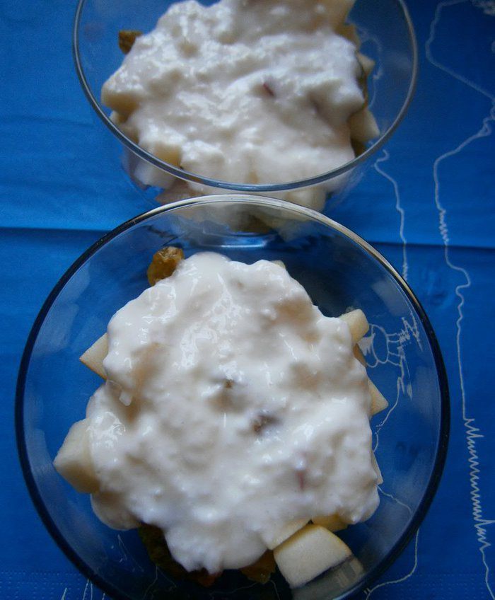 Яблочный салат с изюмом, персиком и кокосовым йогуртом