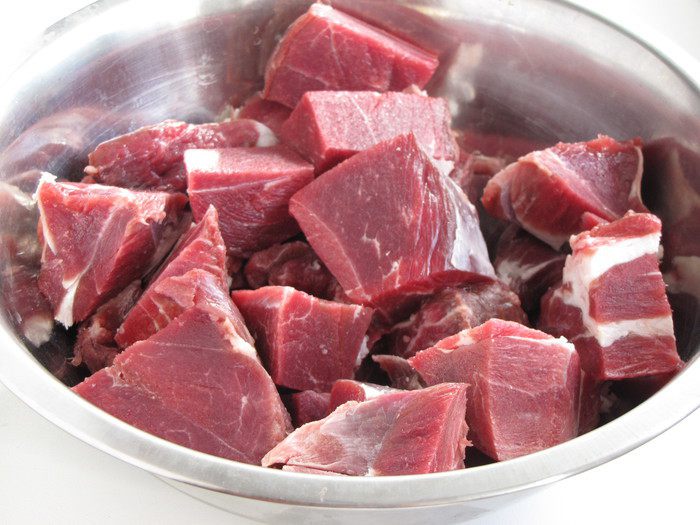 Баранина в пиве с пряными сливами